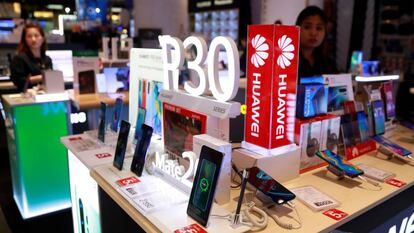 El modelo Huawei P30 en una tienda en Tailandia.