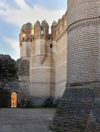 El castillo de Coca, en el noroeste de Segovia, es una joya del arte gótico-mudéjar español. 