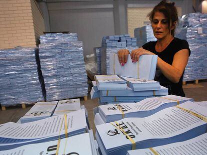 Una empleada prepara las papeletas de las pr&oacute;ximas elecciones europeas en Atenas.