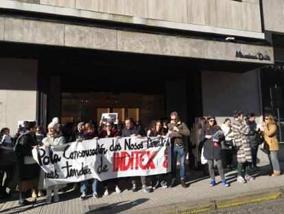 Concentración por el cierre de la tienda de Massimo Dutti en As Cancelas (Galicia).