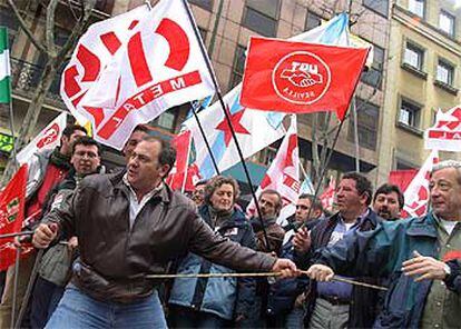 Trabajadores de Izar durante la manifestación de ayer en las calles de Madrid.