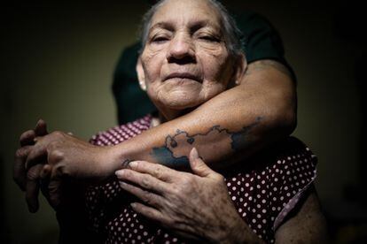 Ángel David Blanco, abraza a su madre, Carmen de Blanco, de 78, en la casa de ambos en Bogotá.