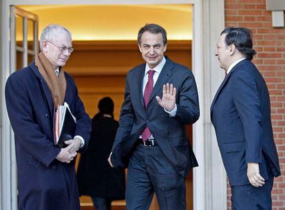 Rodríguez Zapatero (centro) recibe en La Moncloa a Herman Van Rompuy (izquierda) y José Manuel Durão Barroso, la semana pasada, durante la inauguración de la presidencia española.