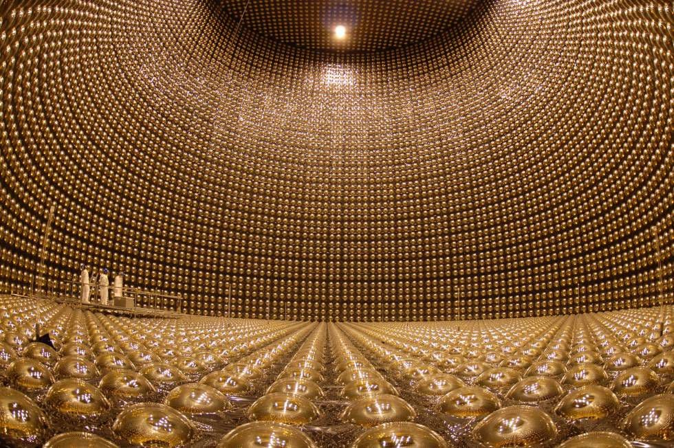 ¿Los neutrinos se mueven en línea recta?