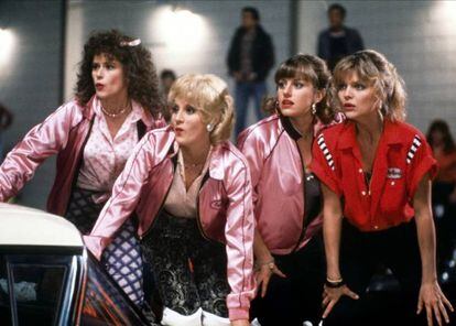 Michelle Pfeiffer, a la derecha, en 'Grease 2'