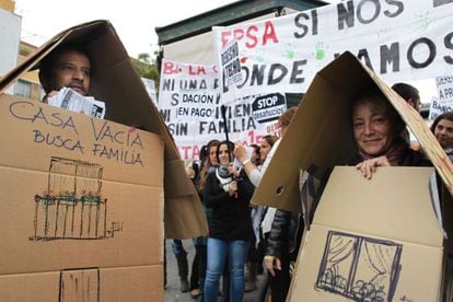 Una marcha en Sevilla contra los desahucios.