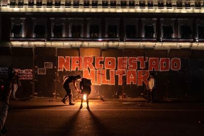 Manifestantes protestan frente a Palacio Nacional el día 26 de septiembre de 2023. Durante la marcha para conmemorar el noveno aniversario de la noche en la que desaparecieron los estudiantes a manos de la policía de Iguala, Guerrero.