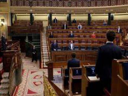 El presidente del Gobierno, Pedro Sánchez (i, abajo); el vicepresidente segundo, Pablo Iglesias (2i, abajo), y el resto de asistentes guardan un minuto de silencio por las víctimas del coronavirus.