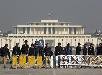 La policía paquistaní custodia el palacio presidencial de Islamabad después que Pervez Musharraf ha puesto fin al estado de excepción.