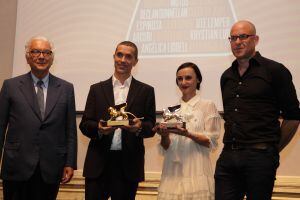 Desde la izquierda, Paolo Baratta (presidente de la Biennale de Venecia), Romeo Castellucci (León de oro), Angelica Liddell (León de Plata) y Alex Rigola (director de Biennale Teatro).