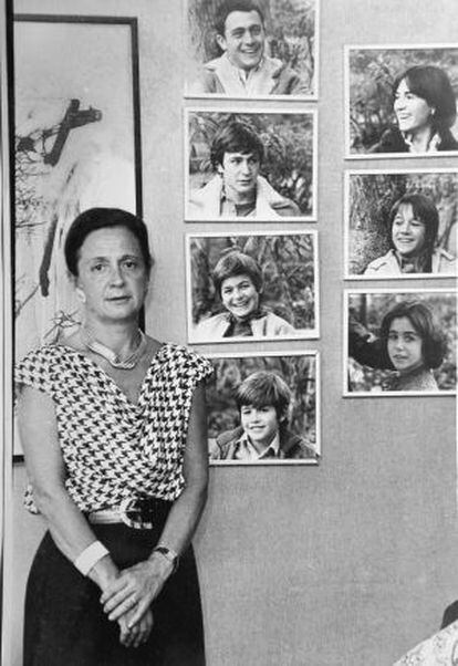 Marta Ferrusola, a casa seva, a Barcelona, el 1987, amb els retrats dels set fills.