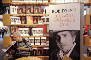 Un hombre lee un libro sobre Bob Dylan en la Feria del Libro de Frankfurt el pasado mes de octubre.