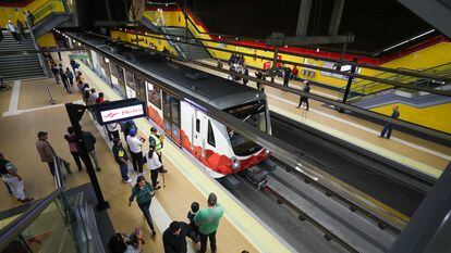 Viajeros en el Metro de Quito, este viernes.