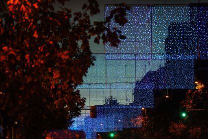 El 24 de noviembre se iluminaron por primera vez luces de Navidad en la calle General Ricardos este año.