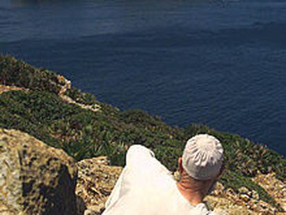 Un marroquí observa, ayer, la isla Perejil desde la colina de Belyounech.