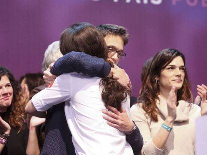 Íñigo Errejón abraza a Pablo Iglesias en la clausura de Vistalegre 2.