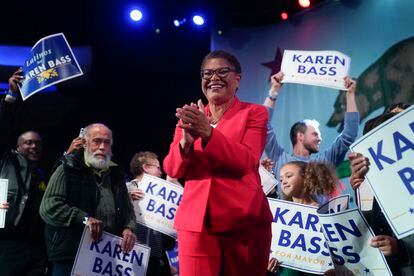 Karen Bass se dirigió a sus votantes el pasado 8 de noviembre en Los Ángeles. El desenlace de las elecciones tardó más de una semana en llegar.