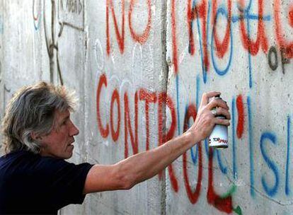 Roger Waters realiza una pintada  en el tramo del muro que atraviesa Belén.