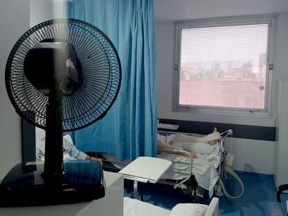 Durante la ola de calor de junio funcionarios del hospital de Móstoles reclamaron la falta de climatización en algunas áreas de hospitalización.