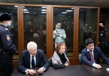 Iliá Yashin hace el gesto de la victoria dentro de un cubículo de cristal en un juzgado de Moscú el 9 de diciembre de 2022.
