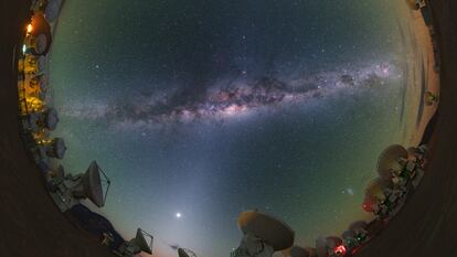 Paisaje de cielo tomado a 5.100 metros sobre el nivel del mar, desde la meseta de Chajnantor en los Andes chilenos.