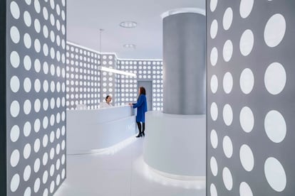 Interior del vestíbulo del Instituto de Microcirugía Ocular de Madrid./ Imagen Sublimibal (Miguel de Guzmán + Rocío Romero).