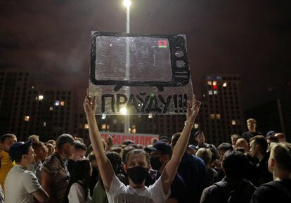 Protesta por el tratamiento informativo de la televisión estatal bielorrusa a las movilizaciones, el 15 de agosto en la sede de la radiotelevisión pública bielorrusa en Minsk.