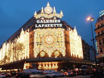 Galerías Lafayette iluminadas en Navidad.