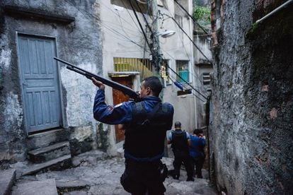 La policía de Río ingresa a una favela en julio de 2011. 
