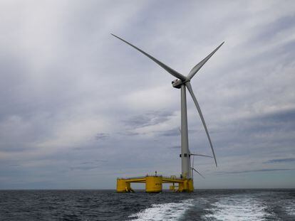 Varios aerogeneradores de un proyecto de eólica flotante en Viana do Castelo (Portugal).