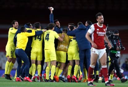 Los jugadores del Villarreal celebran la clasificación para la final de la Europa League tras eliminar al Arsenal este jueves en el Emirates.
