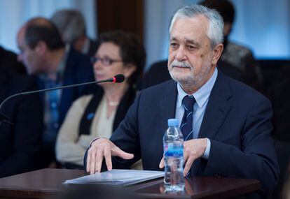 El expresidente andaluz José Antonio Griñán, en el juicio de la pieza política del 'caso ERE', en la Audiencia de Sevilla, en abril de 2018.