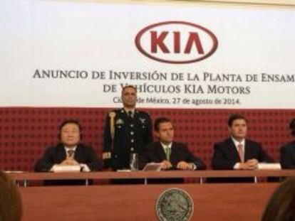 Desde la izquierda, el vicepresidente de Estrategia global de Kia Motors, Hyung-Kun Lee; el presidente de M&eacute;xico, Enrique Pe&ntilde;a-Nieto; y el gobernador de Nuevo Le&oacute;n, Rodrigo Medina.