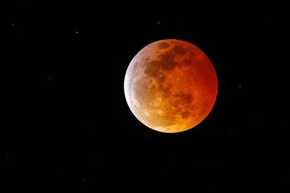 La superluna vista sobre la ciudad de Marina Del Rey, en California (EE UU).