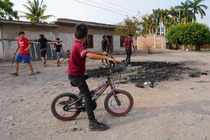 Niños alrededor del sitio donde fue asesinado Hipólito Mora, este jueves 29 de junio en La Ruana.