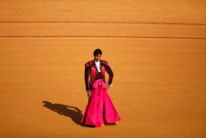 Cayetano Rivera luce en la plaza de toros de Ronda el vestido que la duquesa de Alba ha diseñado para él.