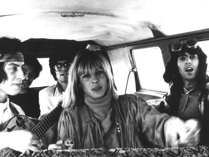Tony Sánchez (con gafas), en un coche con Anita Pallenberg, Keith Richards (derecha) y otros dos músicos.
