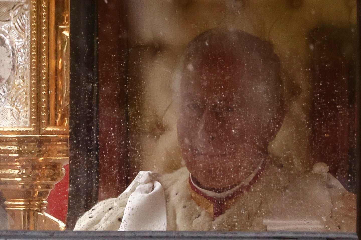 Carlos III, tras el cristal mojado de la carroza por la lluvia londinense. 