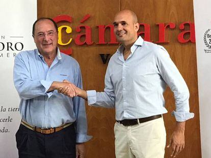 Carlos Moro y Juan Cereijo, tras la firma del acuerdo de colaboración.
