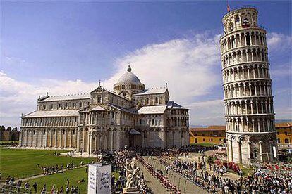 La Torre de Pisa es una de las miles de torres campanario o <i>campanile</i> que pueblan Italia. Pero su inclinación, junto con el <i>duomo</i>, el baptisterio y el camposanto, la han convertido en uno de los iconos más populares del mundo. La obra comenzó en 1064, pero su construcción se prolongó hasta finales del siglo XII y en los dos siglos siguientes se añadieron numerosos elementos decorativos. En el pasado se creía que la inclinación era parte del proyecto original, pero ahora sabemos fue diseñada para ser vertical y que su hundimiento comenzó antes de estar acabada.