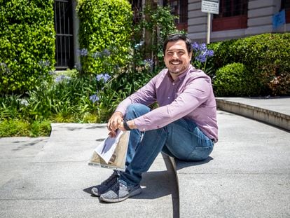 Juan Manuel de Hoz, argentino nieto de exiliados españoles, con los documentos de sus trámites para obtener la ciudadanía española.