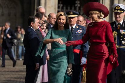 La reina Letizia y la reina Máxima conversan frente al Palacio Real durante el acto de bienvenida. 
