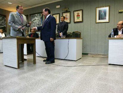 José Fidel Ros (PP), con el bastón en la mano, tras ser nombrado alcalde. A la derecha, sentado, el ex alcalde socialista Ignacio Ramos.