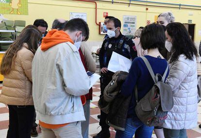 Preparativos en el colegio Roma en Madrid previos a la apertura para las votaciones en las elecciones autonómicas.