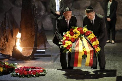 El ministro de Exteriores alem&aacute;n, Sigmar Gabriel (derecha), y el embajador alem&aacute;n en Israel, Clemens von Goetze, en el Museo del Holocausto en Jerusal&eacute;n.