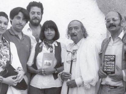 De izquierda a derecha, Ana Bohigas, Oscar Tusquets, Antonio López Lamadrid, Beatriz de Moura, Salvador Dalí y el editor francés Jean-Jacques Pauvert.