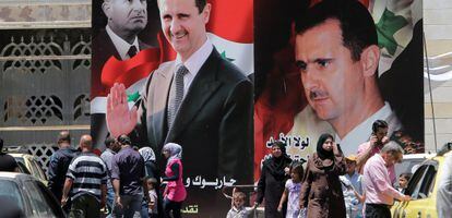 Vecinos de Damasco pasean junto a carteles de El Asad.