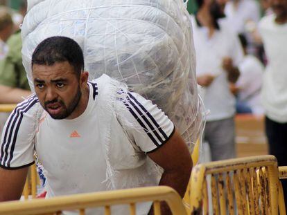 Un porteador, este jueves tras reabrirse la frontera de Ceuta con Marruecos.