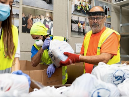 Voluntarios de FESBAL preparan paquetes de comida durante la Navidad del año pasado.