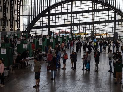 Ciudadanos acuden a un centro de votación en las primeras horas de este domingo.